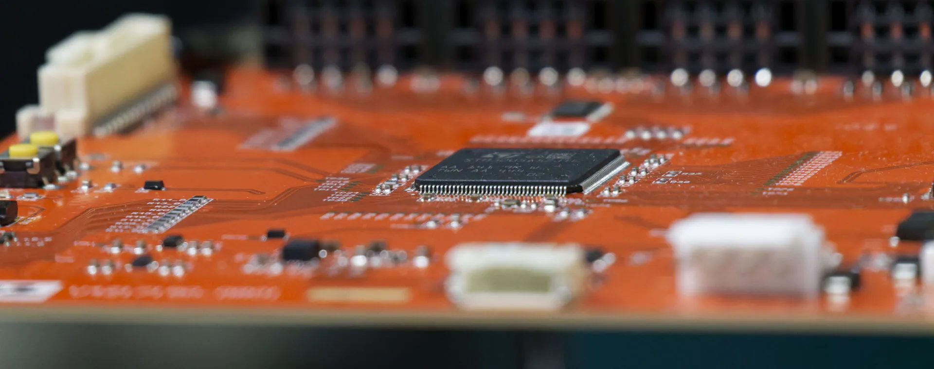 Scheda elettronica montata, con il microcontrollore in primo piano